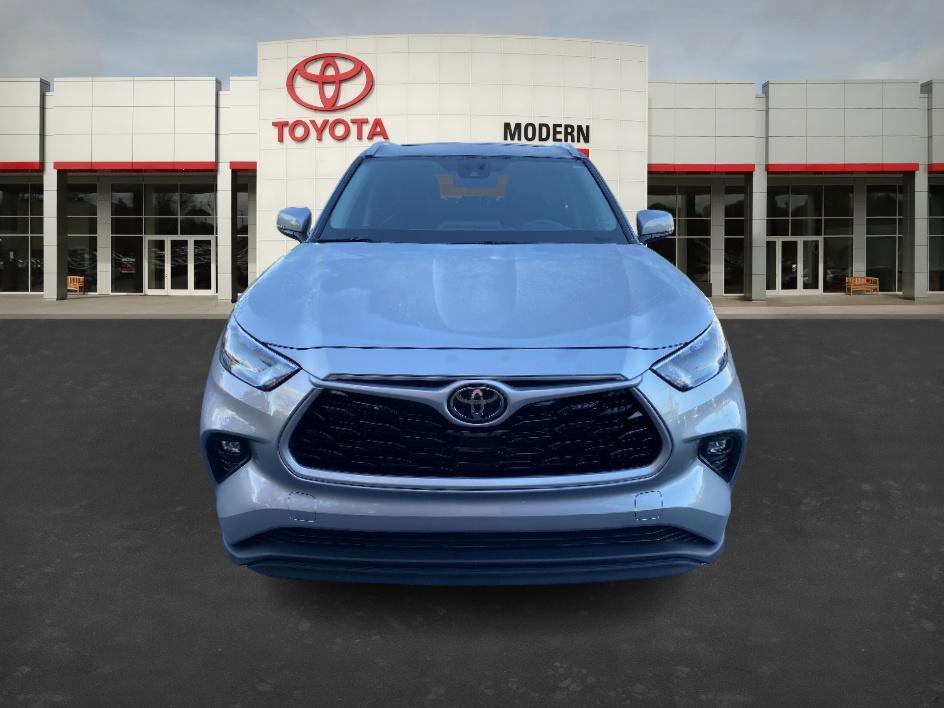 used 2022 Toyota Highlander car, priced at $33,624