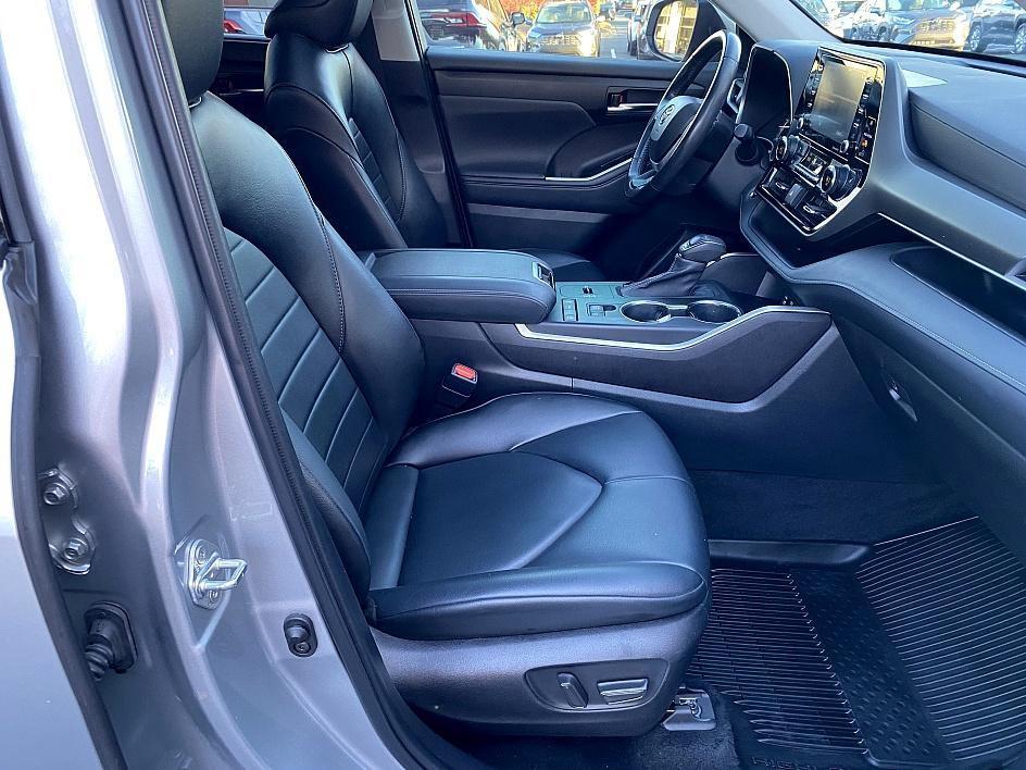 used 2022 Toyota Highlander car, priced at $33,624