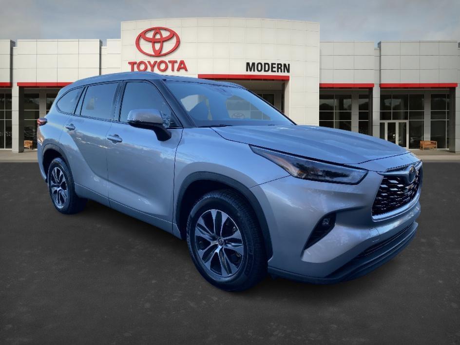 used 2022 Toyota Highlander car, priced at $33,624