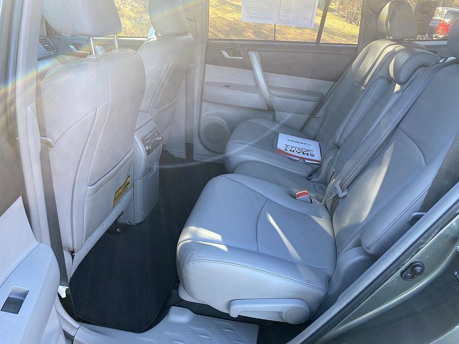 used 2013 Toyota Highlander car, priced at $12,497