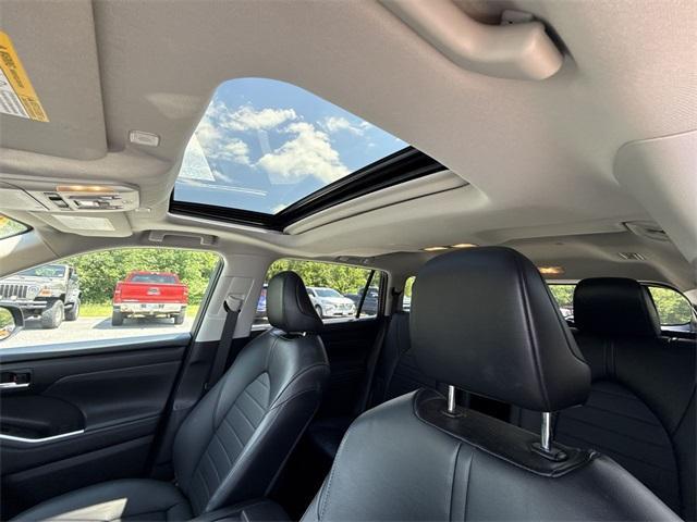 used 2023 Toyota Highlander car, priced at $39,999