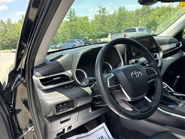 used 2023 Toyota Highlander car, priced at $39,999