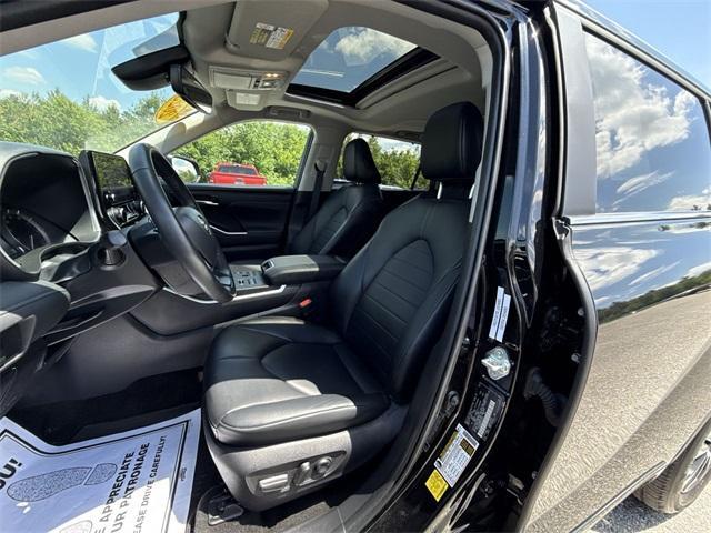 used 2023 Toyota Highlander car, priced at $39,999