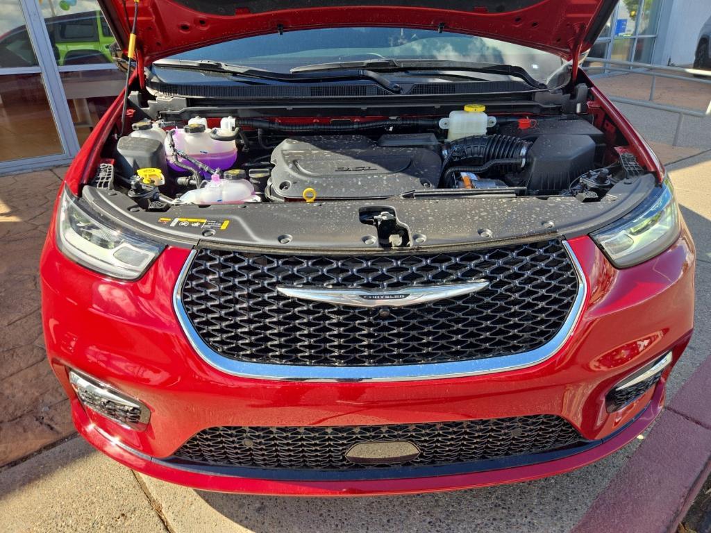 new 2025 Chrysler Pacifica Hybrid car, priced at $50,172