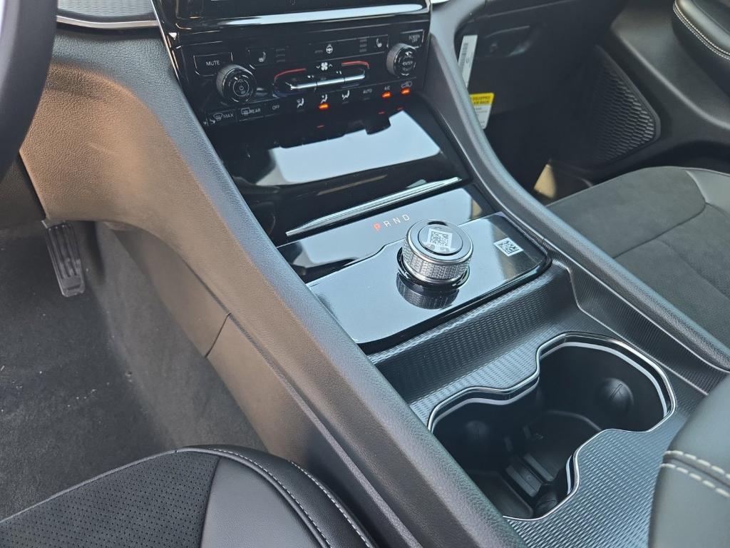 new 2025 Jeep Grand Cherokee car, priced at $41,406