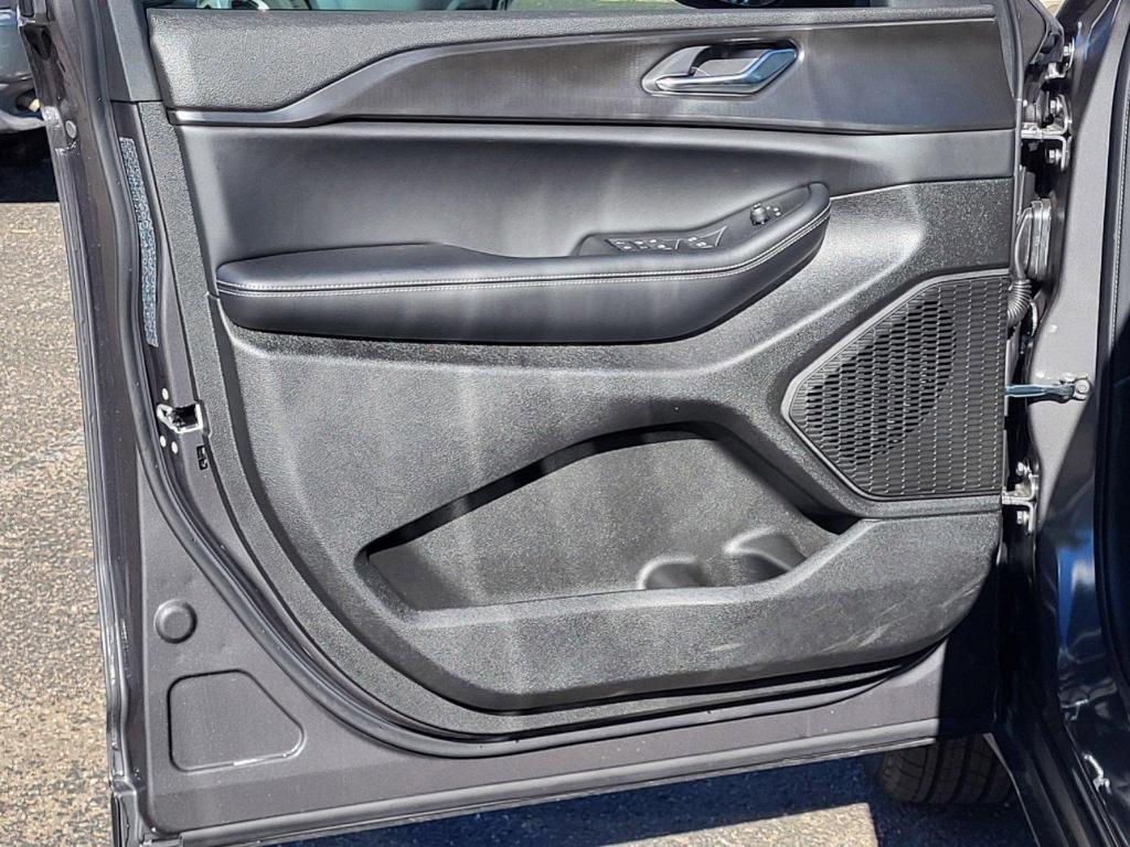 new 2025 Jeep Grand Cherokee car, priced at $41,056