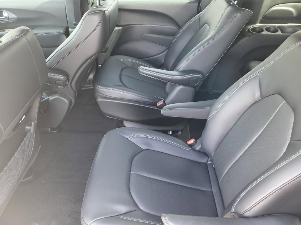 new 2025 Chrysler Pacifica Hybrid car, priced at $49,377
