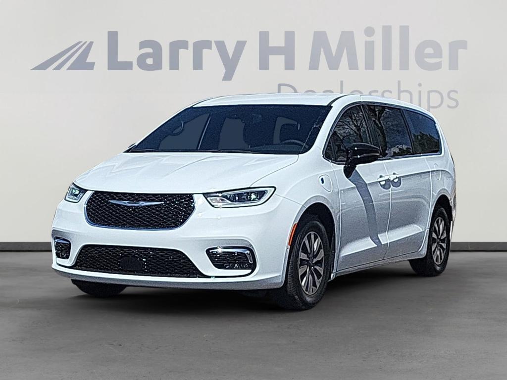 new 2025 Chrysler Pacifica Hybrid car, priced at $49,377