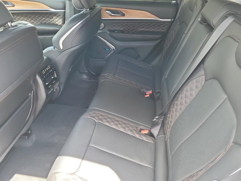 new 2025 Jeep Grand Cherokee car, priced at $59,910