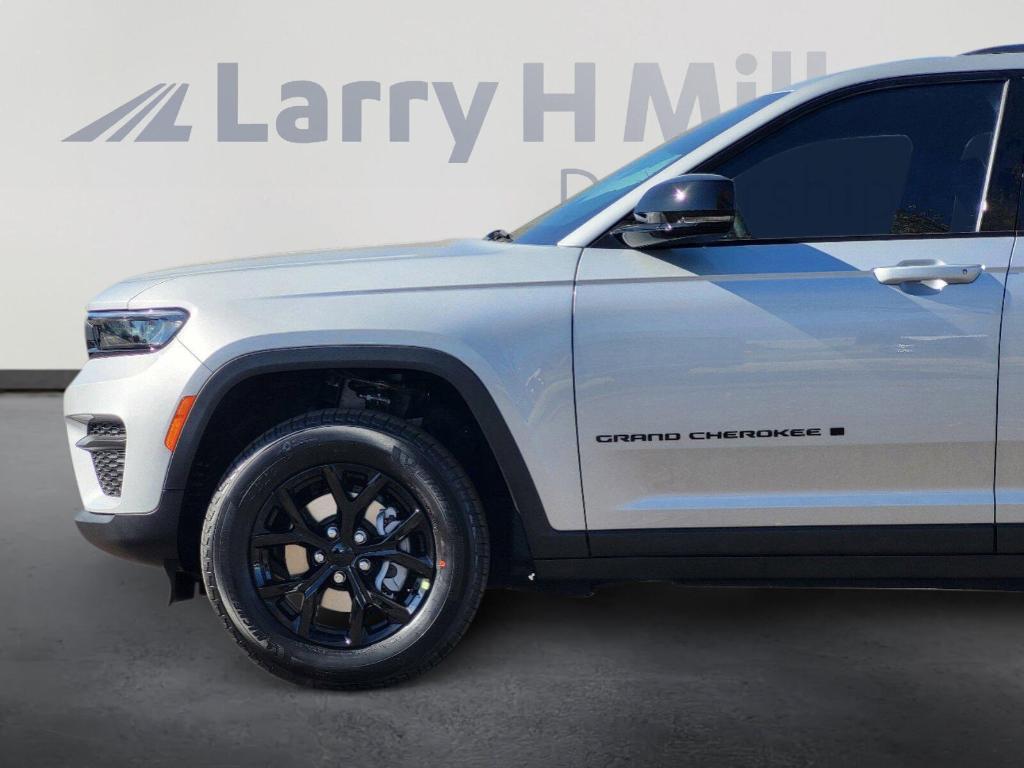 new 2025 Jeep Grand Cherokee car, priced at $37,306