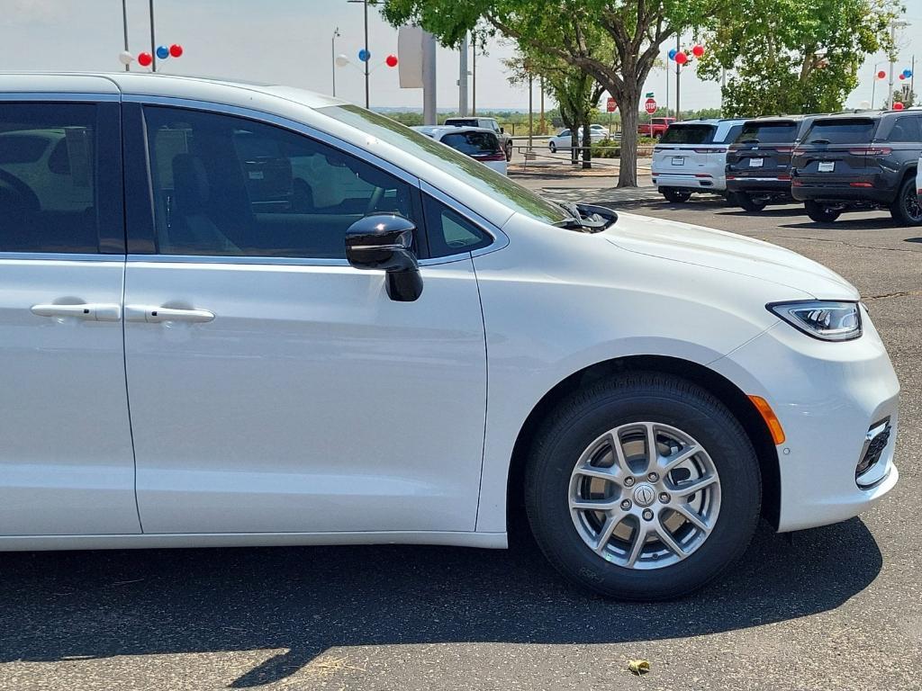 new 2025 Chrysler Pacifica car, priced at $41,916