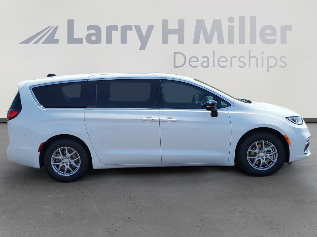 new 2025 Chrysler Pacifica car, priced at $41,916