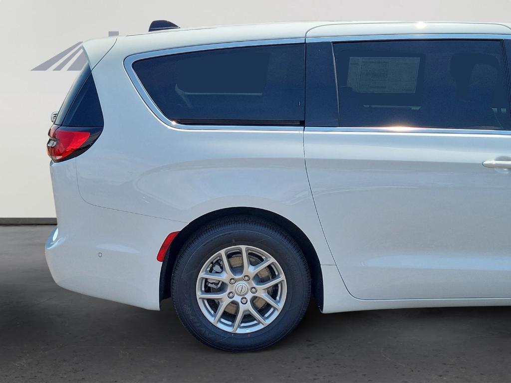 new 2025 Chrysler Pacifica car, priced at $41,916