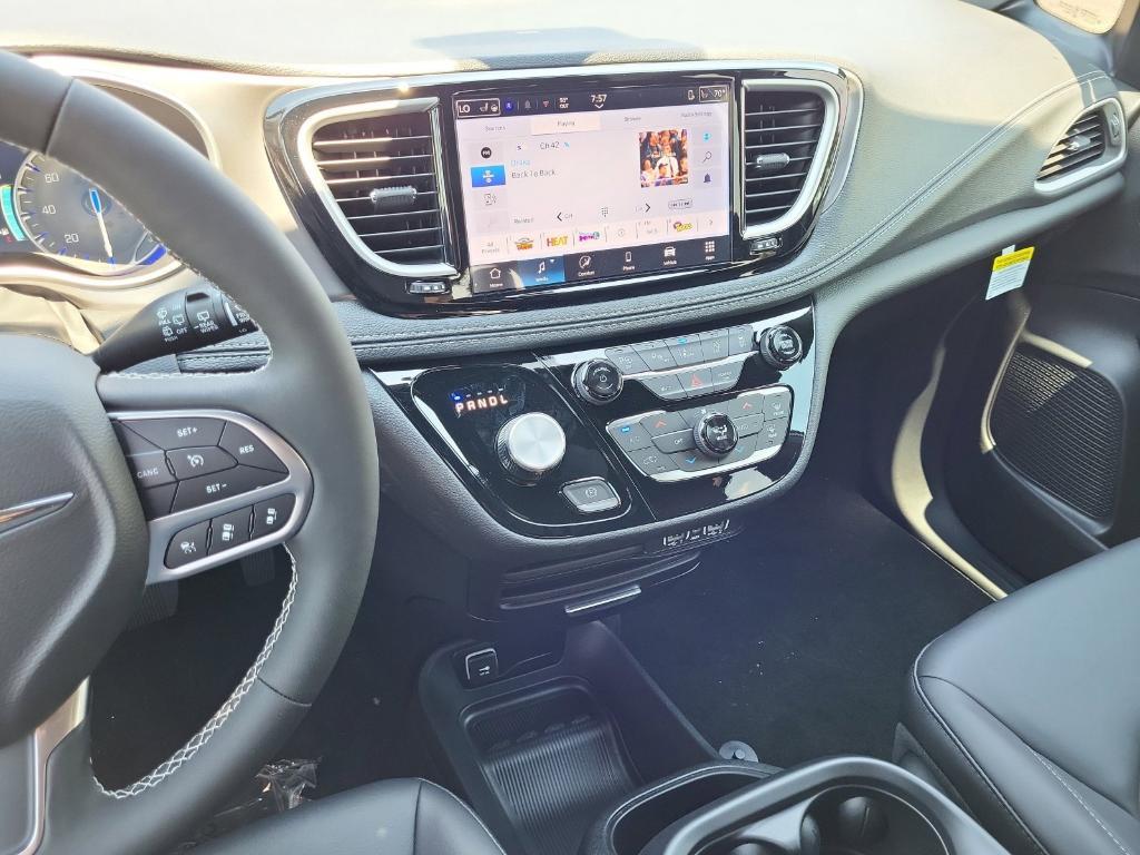 new 2025 Chrysler Pacifica car, priced at $41,916