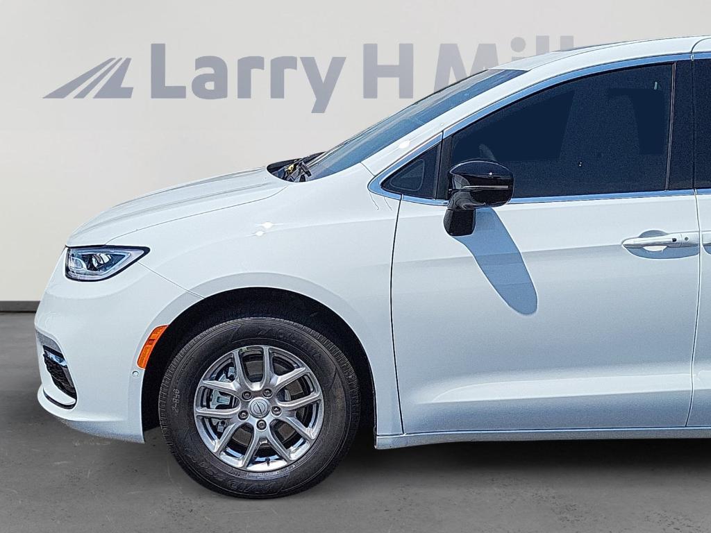 new 2025 Chrysler Pacifica car, priced at $41,916