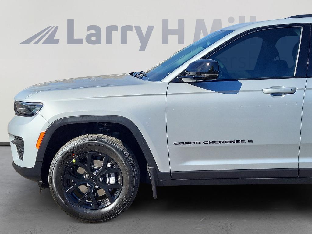 new 2025 Jeep Grand Cherokee car, priced at $43,196