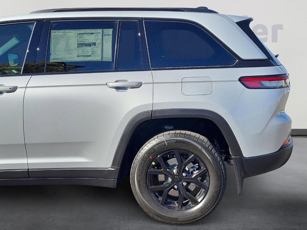 new 2025 Jeep Grand Cherokee car, priced at $43,196