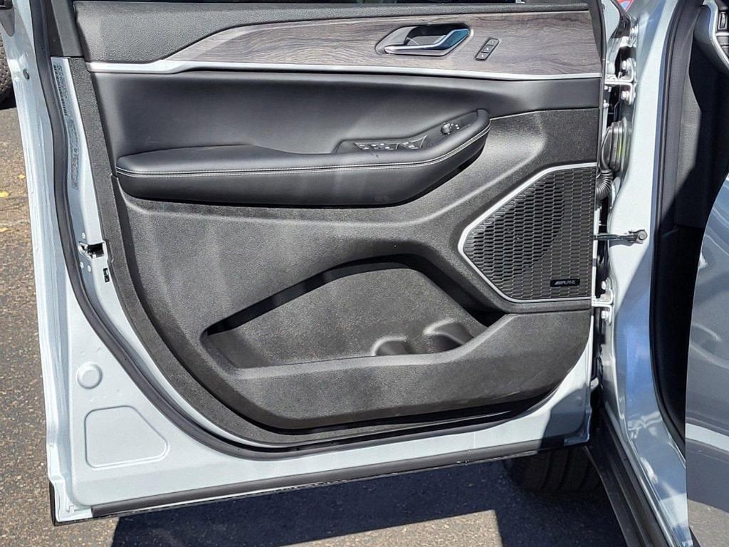 new 2024 Jeep Grand Cherokee car, priced at $59,573