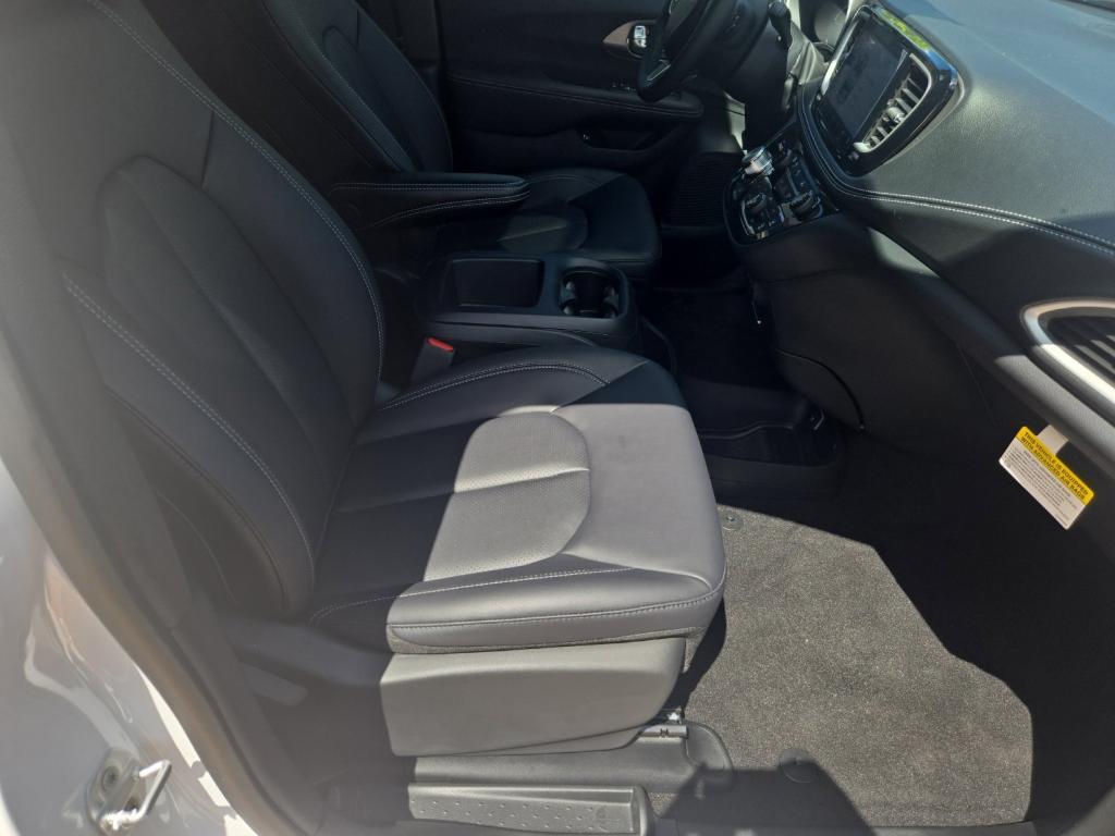 new 2025 Chrysler Pacifica Hybrid car, priced at $49,627