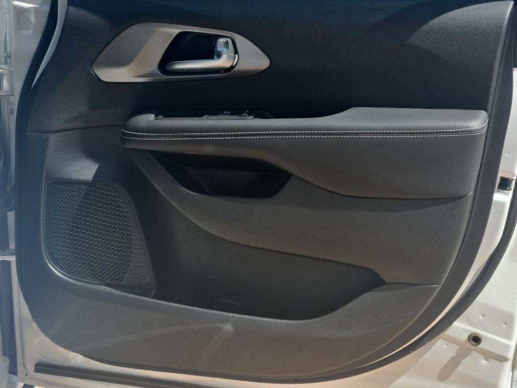 new 2025 Chrysler Pacifica Hybrid car, priced at $49,377