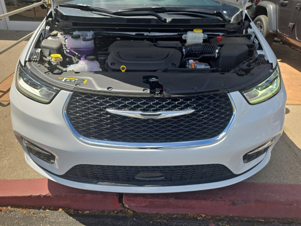 new 2025 Chrysler Pacifica Hybrid car, priced at $49,627