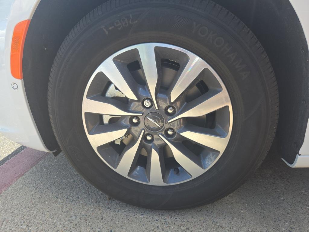new 2025 Chrysler Pacifica Hybrid car, priced at $49,627
