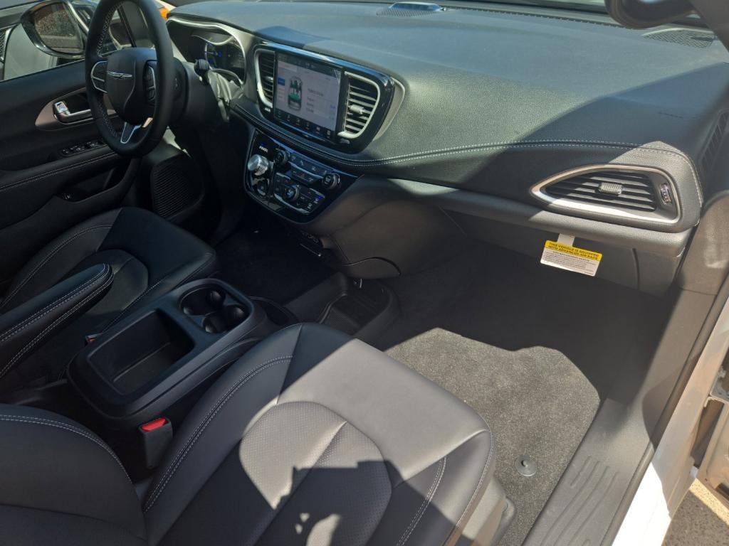 new 2025 Chrysler Pacifica Hybrid car, priced at $49,627