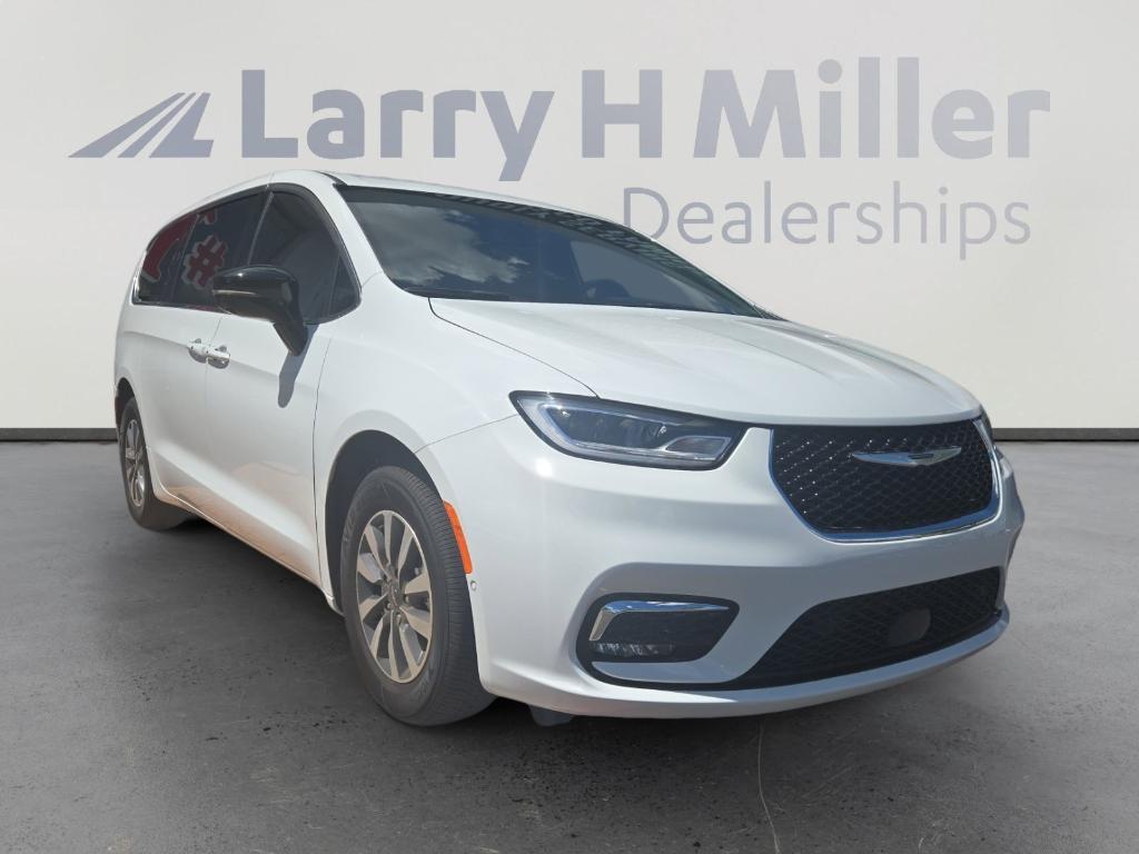 new 2025 Chrysler Pacifica Hybrid car, priced at $49,627