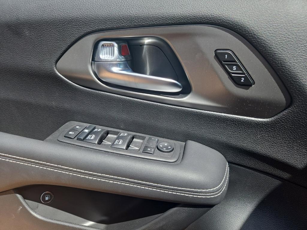 new 2025 Chrysler Pacifica Hybrid car, priced at $49,627