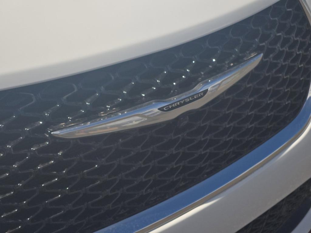 new 2025 Chrysler Pacifica Hybrid car, priced at $49,627