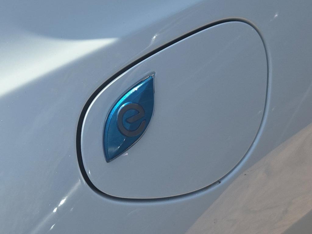 new 2025 Chrysler Pacifica Hybrid car, priced at $49,377