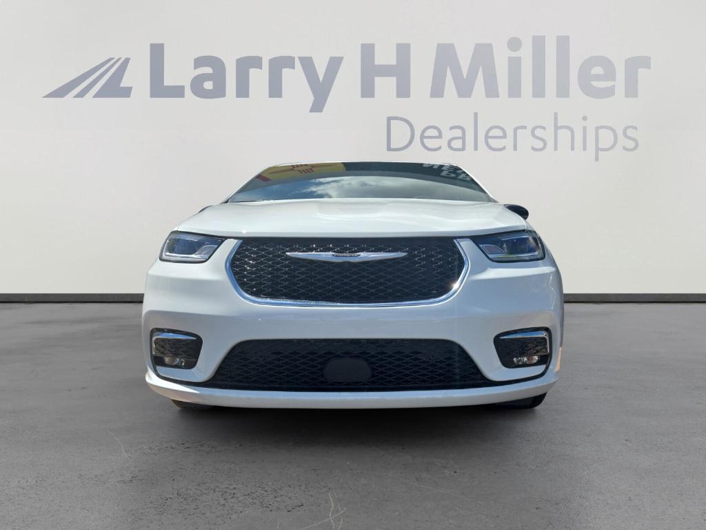 new 2025 Chrysler Pacifica Hybrid car, priced at $49,627