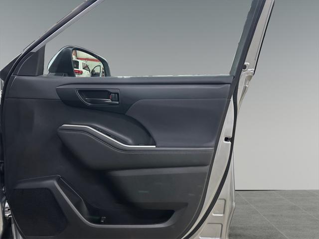 used 2023 Toyota Highlander car, priced at $36,499
