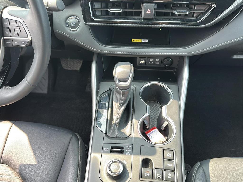 used 2023 Toyota Highlander car, priced at $39,999