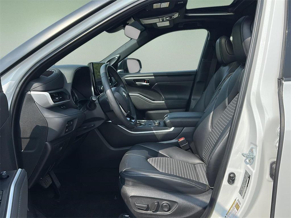 used 2023 Toyota Highlander car, priced at $39,999