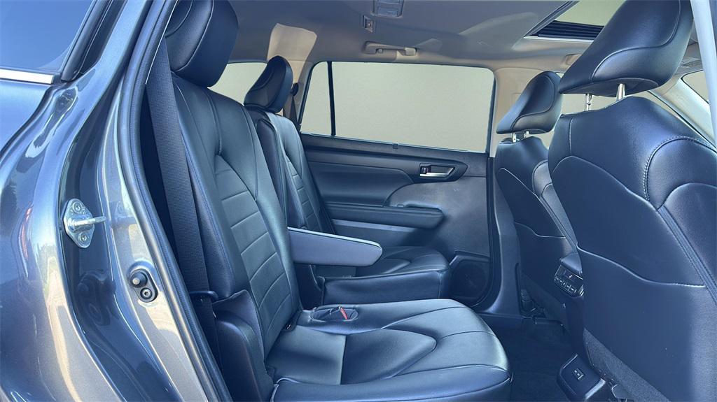 used 2023 Toyota Highlander car, priced at $36,999