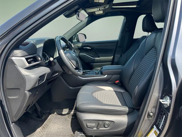used 2022 Toyota Highlander car, priced at $36,899