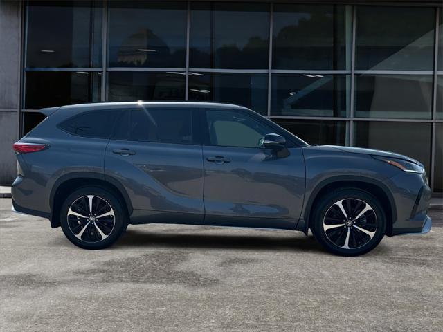 used 2022 Toyota Highlander car, priced at $41,999