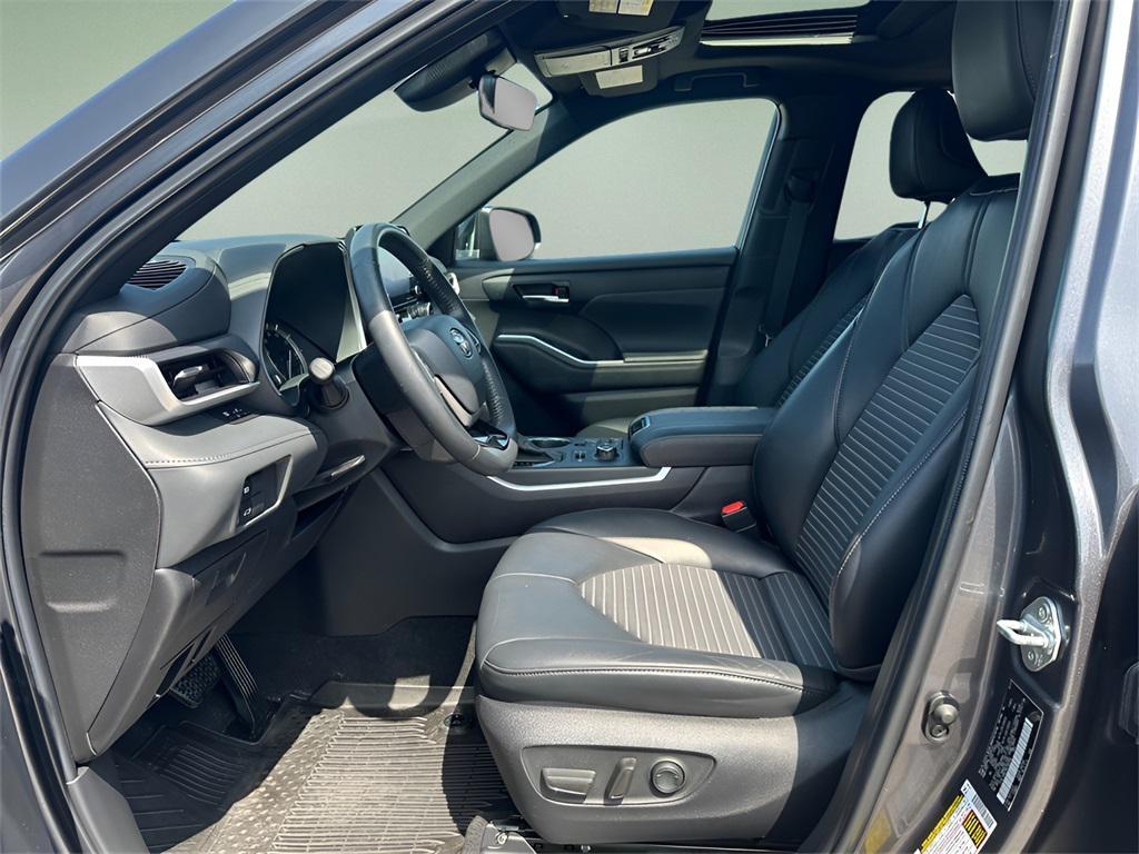 used 2022 Toyota Highlander car, priced at $35,999