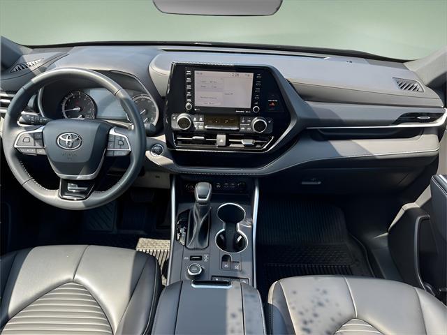 used 2022 Toyota Highlander car, priced at $36,899