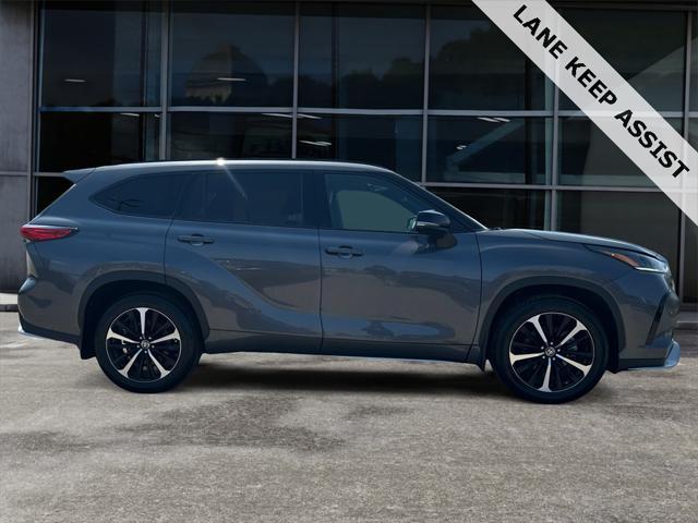 used 2022 Toyota Highlander car, priced at $40,999