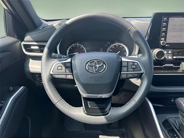 used 2022 Toyota Highlander car, priced at $36,899