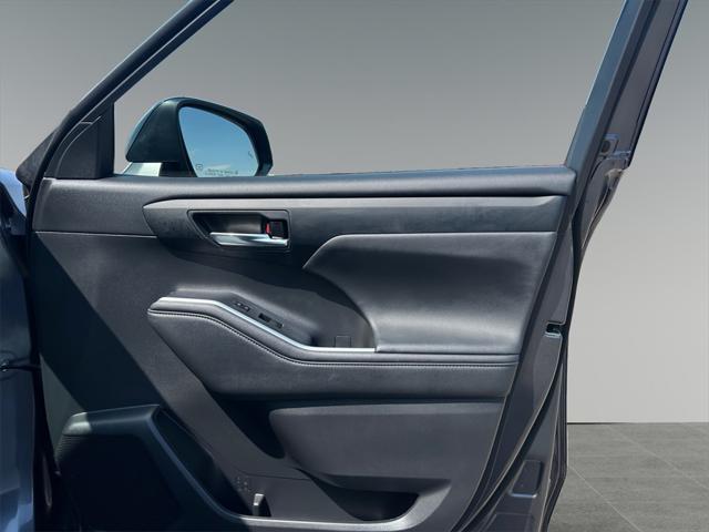 used 2022 Toyota Highlander car, priced at $41,999
