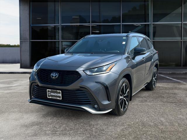 used 2022 Toyota Highlander car, priced at $41,999