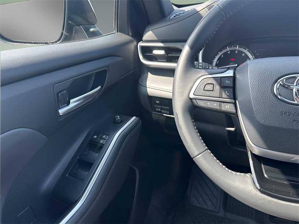 used 2022 Toyota Highlander car, priced at $35,999