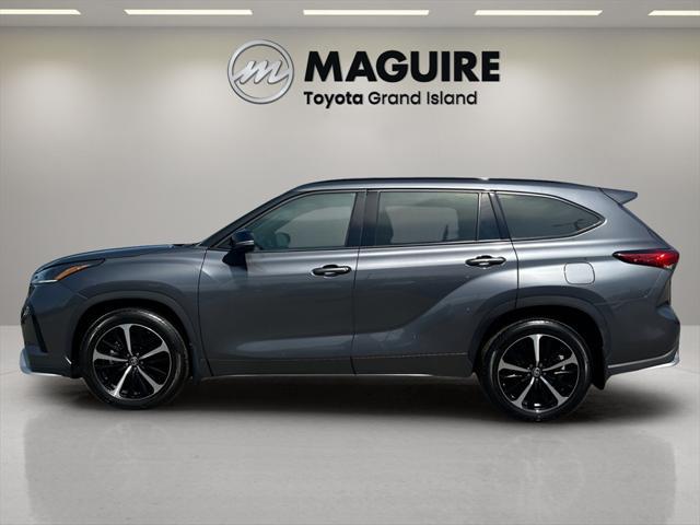 used 2022 Toyota Highlander car, priced at $36,899
