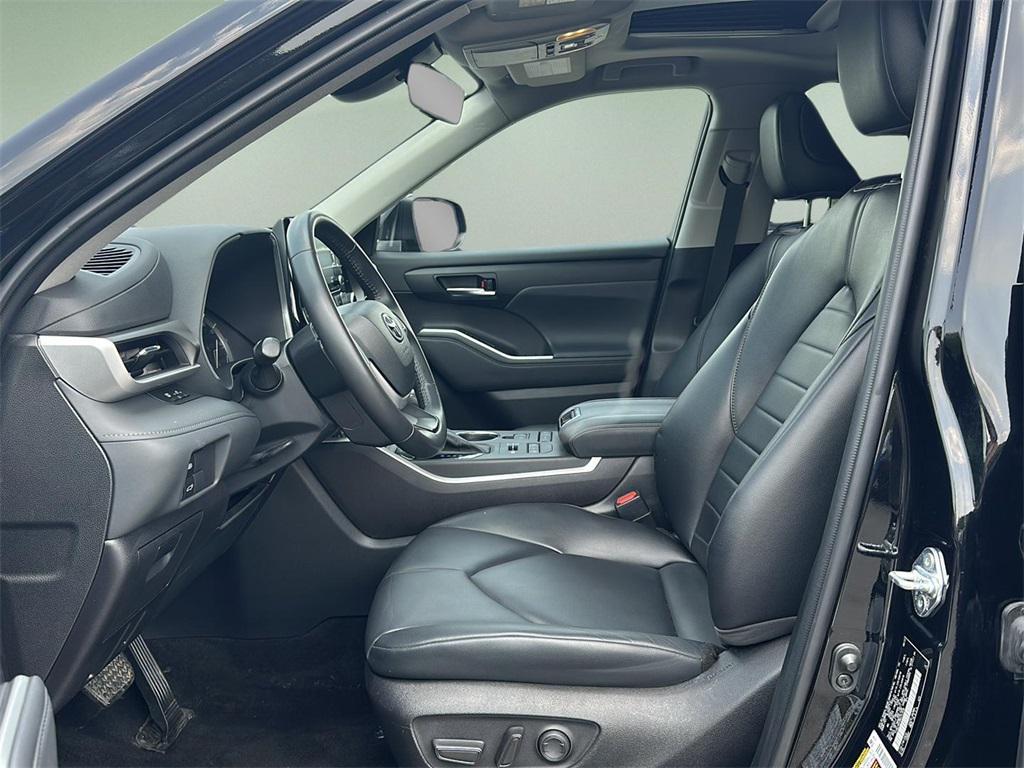 used 2022 Toyota Highlander car, priced at $35,999