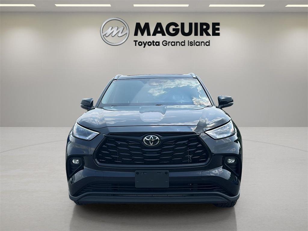 used 2022 Toyota Highlander car, priced at $35,999