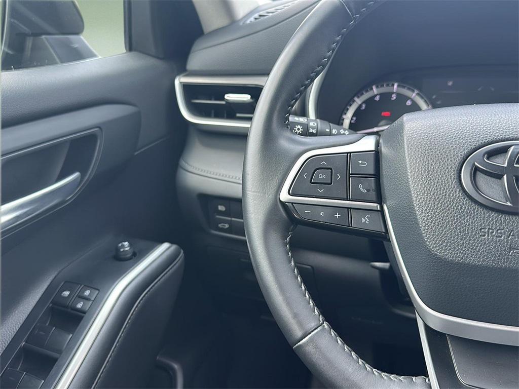 used 2022 Toyota Highlander car, priced at $35,999