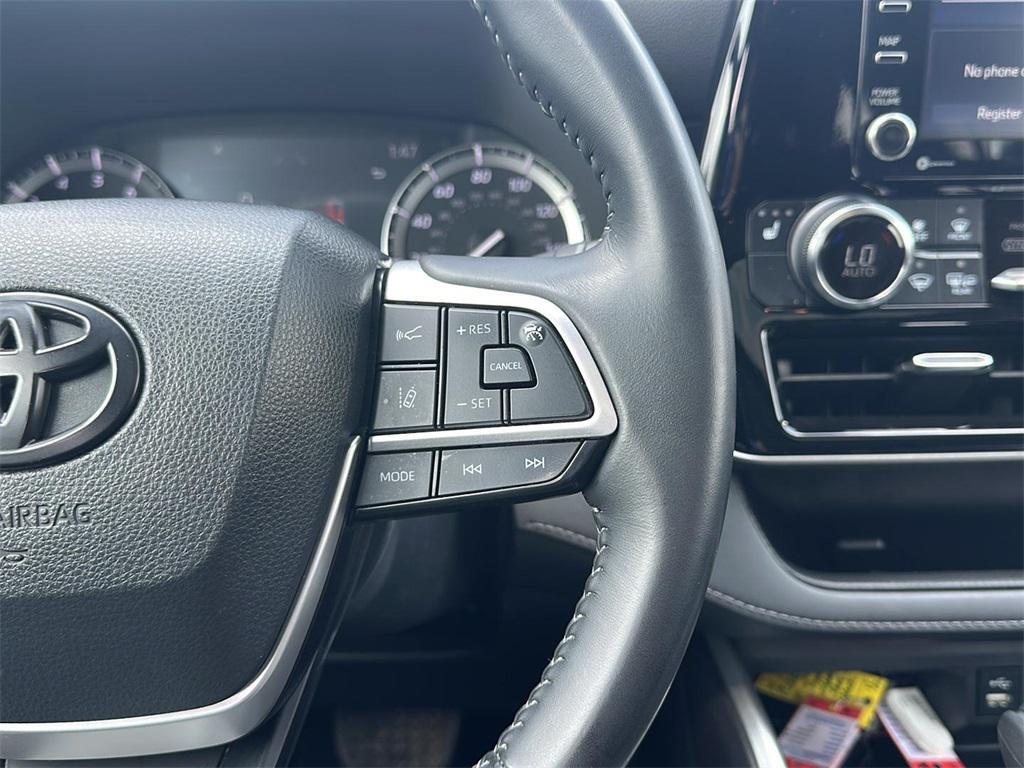 used 2022 Toyota Highlander car, priced at $35,999
